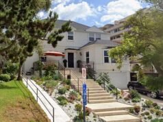 Homem e mulher encontrados mortos em suspeita de assassinato e suicídio em uma impressionante casa de US$ 3,2 milhões em Los Angeles