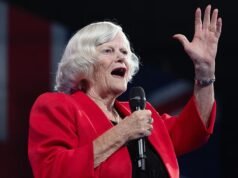 Moments chamou a ex-apresentadora da Sky Anne Widcombe de ‘bruiser’ e ‘solteirona’ depois que o homem de 78 anos a ‘assassinou’ – enquanto os espectadores classificam os comentários como ‘inadequados e desrespeitosos’