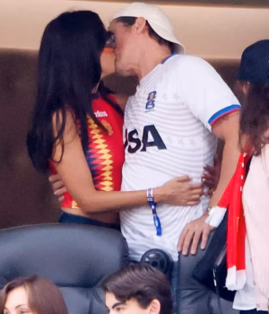109956019-15970553-Brad_Pitt_and_Ines_de_Ramon_were_spotted_passionately_kissing_in-m-50_17837900202.avif