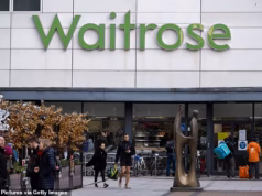 Waitrose cede à pressão do lobby trans, já que os eixos dos supermercados ‘femininos’ de seu período produzem cartazes nos corredores