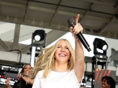 Ellie Goulding surpreende torcedores ingleses com desempenho pré-jogo no Miami Stadium, antes das quartas de final da Copa do Mundo contra a Noruega