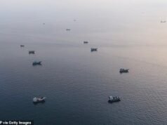 EUA atacam o Irã em retaliação depois que Teerã dispara mísseis contra navio cargueiro no Estreito de Ormuz