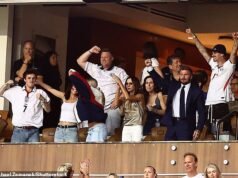 David Beckham ruge ao comemorar a vitória da Inglaterra na Copa do Mundo com Victoria e seus filhos