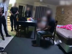 Momento emocionante: o ex-parceiro de Jonah Armstrong é preso em seu quarto bagunçado – enquanto é acusado de assassinato