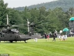 Helicópteros Black Hawk são urgentemente necessários para resgatar crianças das catastróficas inundações do milênio, enquanto pais aterrorizados temem uma repetição do desastre mortal de Camp Mystic.