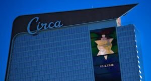 Um misterioso símbolo de ouro foi visto surgindo ao longo da Las Vegas Strip… deixando turistas e moradores locais lutando para descobrir o que isso significa