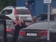 Camisa de homem rasgada em fila em posto de gasolina russo – Motoristas esperam horas enquanto o abastecimento de petróleo ucraniano é interrompido