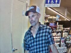 O invasor desajeitado que invadiu a geladeira dentro da casa de Lake Tahoe em busca de lanches deixa para trás sua identidade e cartão de débito para a polícia encontrar