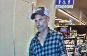 O invasor desajeitado que invadiu a geladeira dentro da casa de Lake Tahoe em busca de lanches deixa para trás sua identidade e cartão de débito para a polícia encontrar