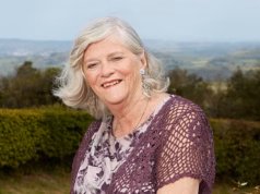 O que realmente aconteceu com Ann Widdecombe? Um empresário local é preso injustamente, um carro misterioso e teorias de conspiração abundam… Nick Craven visita uma vila de Dartmoor em estado de choque e tristeza.