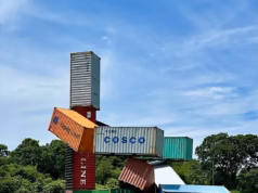 A batalha legal irrompe sobre a escultura de contêineres no elegante enclave de Hamptons, enquanto os moradores rotulam a enorme exibição como ‘bagunça de ferro-velho’