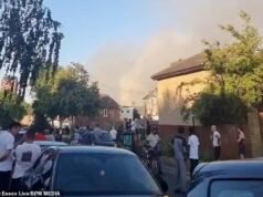 Um grande incêndio envolve a linha ferroviária de Londres enquanto a onda de calor aumenta o risco de incêndio enquanto os bombeiros lutam em toda a Grã-Bretanha
