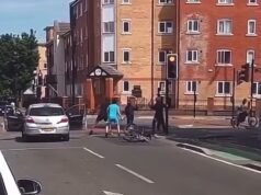 A gangue atropelou o ciclista em plena luz do dia na frente de pedestres em pânico