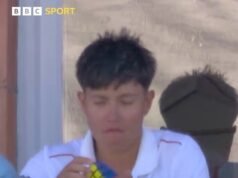 A disputa de sexismo no críquete feminino da Inglaterra: Piers Morgan avalia o jogador que resolveu um cubo de Rubik no meio da goleada – em meio a acusações de que o técnico masculino foi demitido enquanto as mulheres jogavam