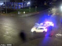 O momento em que a mãe da cabeleireira, de 35 anos, passou com seu Mercedes no sinal vermelho e um carro da polícia bateu nele, pegando fogo.
