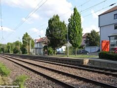 Mãe morta por trem enquanto empurrava sua filha de dois anos para um lugar seguro depois de atravessar um cruzamento ferroviário
