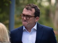 O parlamentar conservador Patrick Spencer agarrou os seios de duas mulheres no clube Groucho, em Londres, e as forçou a beber com elas, ouviu um tribunal.