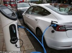 Os carros elétricos poderiam ser rastreados por GPS graças ao golpe fiscal eVED de Rachel Reeves – e a taxa de 3 centavos por milha aumentará com a inflação, apesar do congelamento do imposto sobre combustível por 15 anos