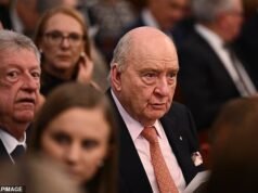 A grande reviravolta no caso de Alan Jones ocorre quando os promotores retiram quatro acusações poucas semanas antes de seu julgamento