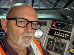 O maquinista morreu de ‘lesões traumáticas no cérebro e no peito’ depois de passar um sinal vermelho e bater na traseira de um vagão parado, ouviu um inquérito.