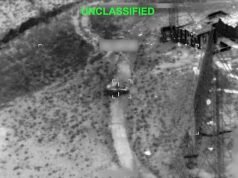 Momentos da terceira onda de ataques punitivos aos regimes dos EUA usam barcos drone kamikaze para explodir a base naval iraniana
