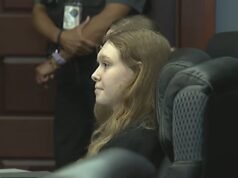 Um assassino com cara de bebê acusado de atirar em sua mãe e seu padrasto parece frio ao comparecer ao tribunal antes de um julgamento por assassinato no próximo mês.
