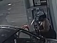 Mulher maluca, 43 anos, fotografada deixando um rastro de destruição após levantar caminhão em posto de gasolina