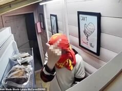 Ladrão mascarado rouba um galpão de bolo 24 horas antes de xingar descaradamente a CCTV