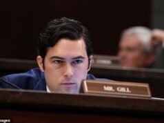 Membro do esquadrão fica em um silêncio tenso depois que um republicano com cara de bebê critica sua cruzada constitucional