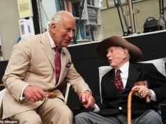 ‘Não sei como você consegue, já é bastante ruim na minha idade!’ O rei Charles liga para o veterano estrela da Birmânia, de 104 anos, quando a dupla se conhece