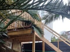 A fúria do proprietário depois que os vizinhos construíram uma plataforma elevada para se parecer com a ‘torre de observação da Alemanha Oriental’ – que ofusca seu jardim e mata suas plantas