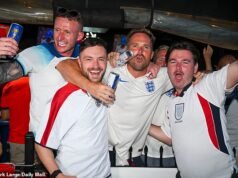 Os torcedores da Inglaterra cantam com todo o coração enquanto preparam a barra antes da semifinal da Copa do Mundo contra a Argentina
