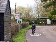 Os limites de velocidade nas zonas rurais deveriam ser reduzidos para 32 km/h, disse o governo, pedindo aos conselhos que estreitassem as estradas e instalassem postes de amarração para proteger os ciclistas.