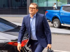 O deputado conservador Patrick Spencer, acusado de agarrar os seios de duas mulheres no clube Groucho de Londres, chora depois de ser considerado inocente de agressão sexual.