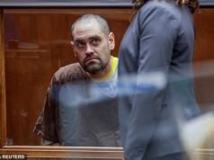 Nick Reiner ‘deteriora-se rapidamente’ no inferno da prisão: Family Insider revela sua estranha nova aparência e ‘conversas’ assustadoras… Enquanto irmãos enlutados são assombrados por novos medos