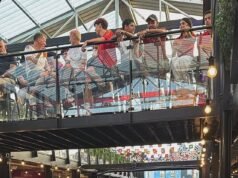 O futebol está voltando para casa? Os torcedores da Inglaterra começam a lotar as fan zones e os Royal Marines se juntam à febre da Copa do Mundo, enquanto o país se prepara para a semifinal contra a Argentina.