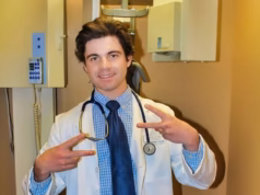 Estudante de odontologia de Connecticut, 24 anos, morreu após ser tratado na tela por um médico que estava em outro hospital a 19 quilômetros de distância, alega o processo dos pais