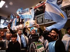 ‘Inglaterra… vá sozinha!’: Enquanto a derrota dos Três Leões nas semifinais da Copa do Mundo se desenrolava com fotos de Lionel Messi em todas as esquinas da Argentina, o hino nacional inglês tocava e as lojas fechavam mais cedo.