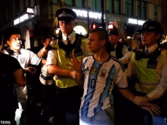 Moment Met Police resgata torcedor argentino de uma multidão de torcedores ingleses em Piccadilly Circus enquanto os homens de Thomas Tuchel são eliminados da Copa do Mundo