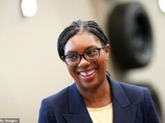 Kemi Badenoch é o primeiro líder partidário desde 2024 a ter índice de aprovação positivo