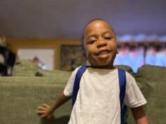 Pequeno caixão branco levado para uma igreja manchada de lágrimas durante o funeral de um menino de 7 anos, morto por fogos de artifício em um apartamento em 4 de julho
