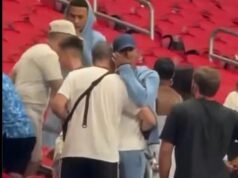 Um choroso Jude Bellingham é consolado por seus pais e por WAG Ashlyn Castro após o desgosto da Inglaterra nas semifinais da Copa do Mundo