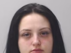 Mãe, 28 anos, chorou ao ser considerada culpada de matar sua filha com um secador de cabelo após uma noite de festa