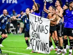 Estrelas argentinas enfrentam uma espera nervosa devido a uma possível suspensão por segurar a bandeira das ‘Malvinas’ após a vitória sobre a Inglaterra, enquanto a FIFA revela que irá ‘decidir sobre novas ações’