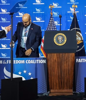 110069009-15983317-President_Donald_Trump_s_longtime_teleprompter_operator_has_been-a-13_17842293435.avif