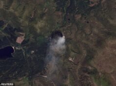 O incêndio é tão grande que pode ser visto do espaço devastando o norte da Escócia, com o incêndio de seis quilômetros de extensão ainda ocorrendo 24 horas depois.