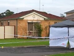Filho acusado de homicídio culposo após atear fogo ao pai fora de casa em Sydney