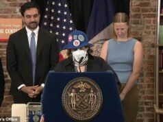 Prefeito de Wake NYC convida mulher com chapéu gigante para discursar em reunião e diz que despejos são ‘violentos’