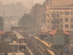 Fumaça de incêndio florestal engole Nova York em meio a temores da final da Copa do Mundo de que moradores sejam instruídos a ficar em casa e poluição comparável a “fumar dez cigarros por dia”
