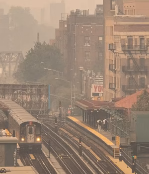 110077185-15985461-The_Bronx_was_also_overtaken_by_an_eerie_orange_haze_Smoke_from_-a-1_178429817468.avif